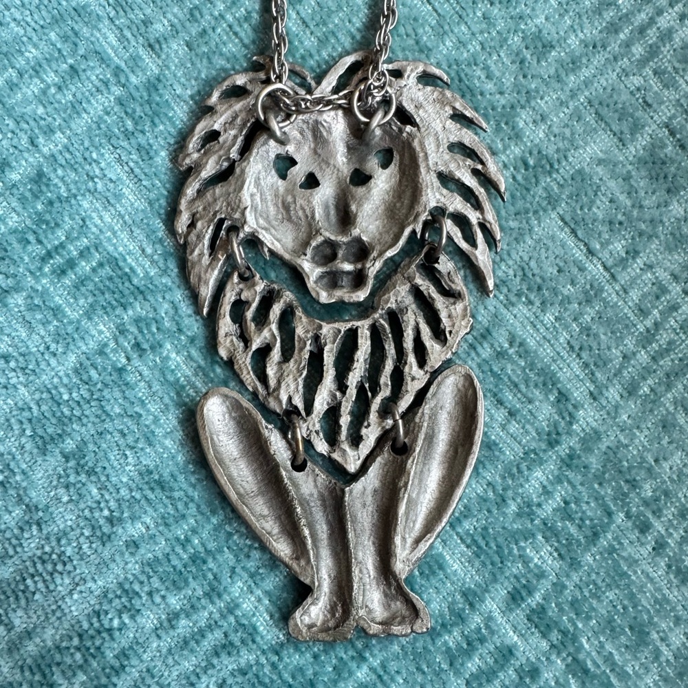 Vintage MCM Articulated Pewter Lion Pendant on Chain - Picture 4 of 10